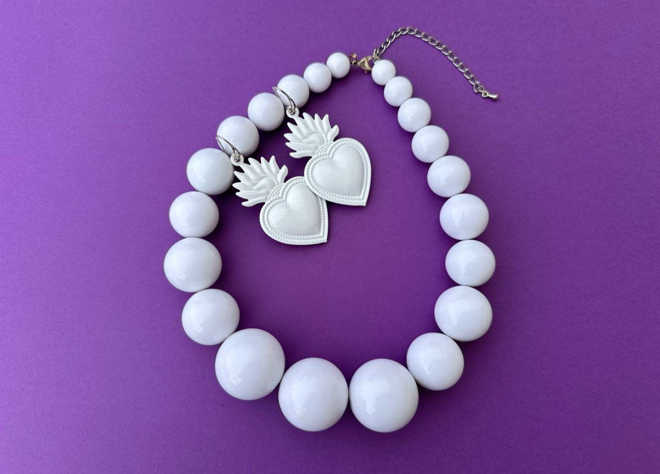 White Sacred Heart earrings and big bead necklace set. Chunky bib necklace sacred heart jewelry Italian style.
