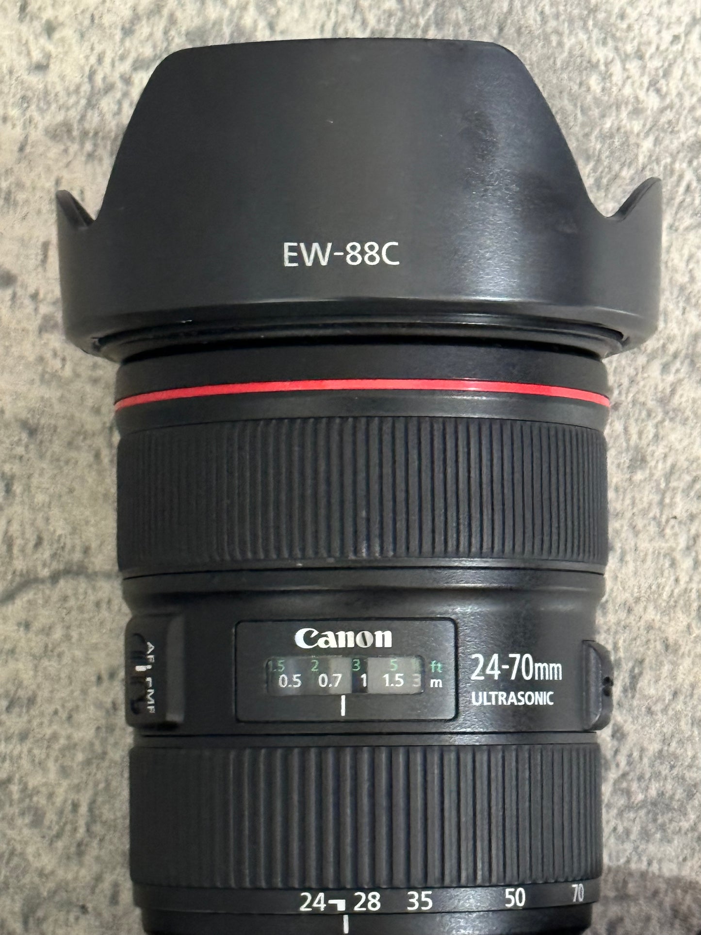 Canon zoom lens EF 24-70 f 2.8 L II USM