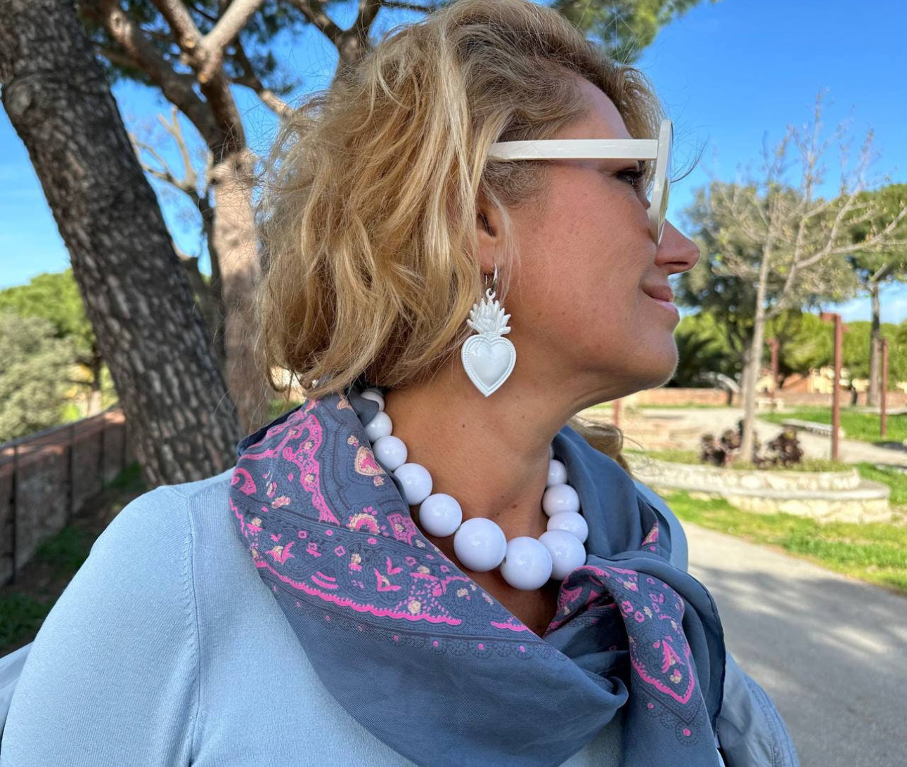 White Sacred Heart earrings and big bead necklace set. Chunky bib necklace sacred heart jewelry Italian style.