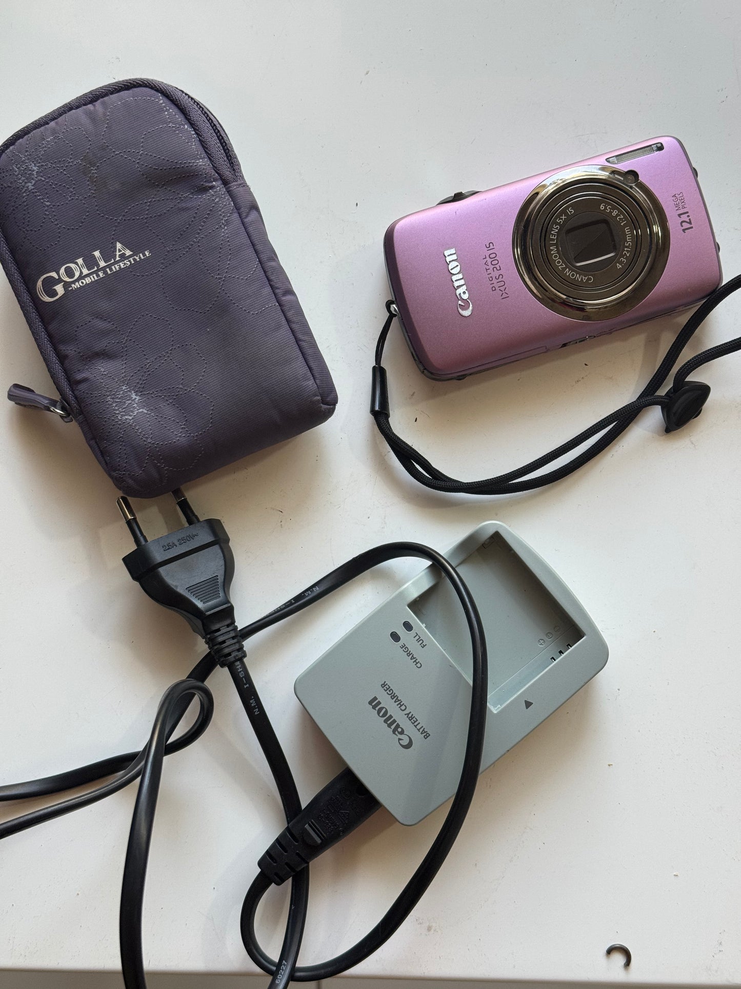 Retro Digital Camera Canon ICUS 200 IS, photo and video